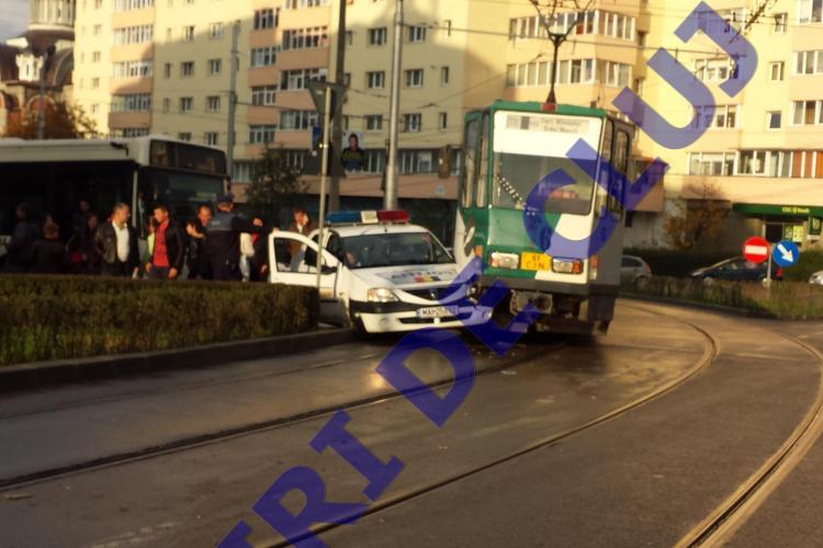 Accident pe Primăverii! Mașină de Poliție lovită de TRAMVAI. UPDATE: Oficial nu se știe ce s-a întâmplat!? - FOTO
