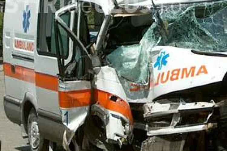 Accident la Sânpaul! Ambulanță lovită din spate de un șofer neatent. Are permisul suspendat