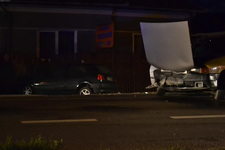 Accident în Gilău! Un VW a demolat gardul unei case - VIDEO