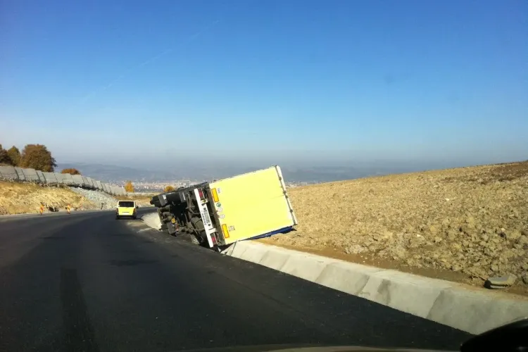 TIR răsturnat pe centura Vâlcele - Apahida, joi seara - FOTO