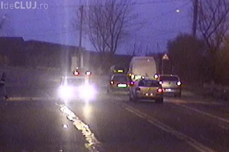 Tânără spulberată pe trecerea de pietoni, pe varianta Zorilor - Mănăștur (strada Frunzișului) - VIDEO CAMERĂ de SUPRAVEGHERE 