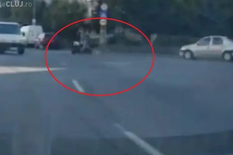 Un motociclist se prăbușește pe Calea Mănăștur! Scenă filmată de un șofer - VIDEO