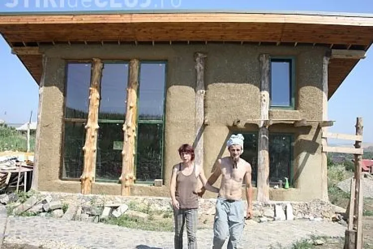 Doi tineri din Turda și-au construit singuri o casă AUTONOMĂ din paie și pământ: CASA IUBIRII și a SOARELUI - FOTO