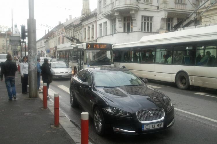 Cu Jaguarul a blocat strada Regele Ferdinand! O tânără a parcat cum a tăiat-o capul. Ce explicații a oferit - VIDEO
