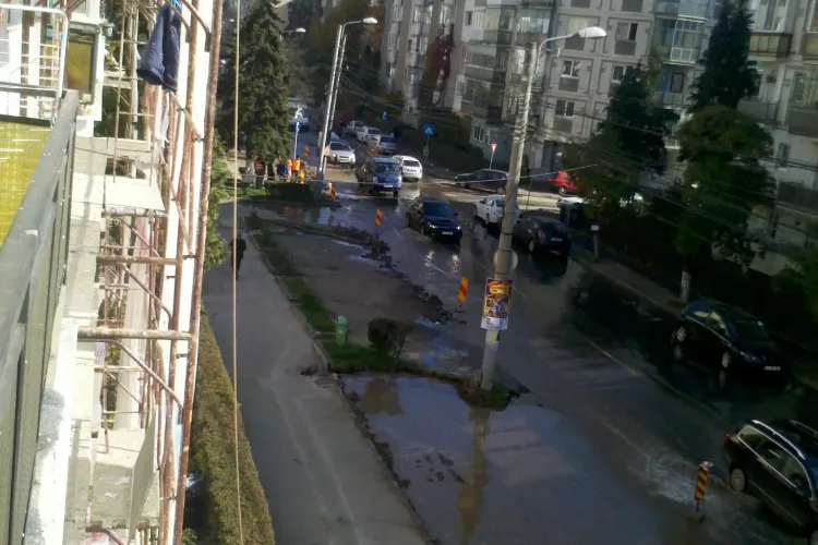 Dorel a spart o conductă de apă pe strada Donath. Un clujean a surprins momentul - FOTO
