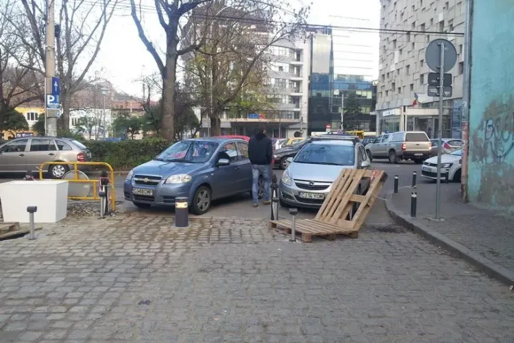 Stradă din centrul Clujului blocată de mașinile parcate ilegal. Poliția nu a venit nici după 3 ore de la sesizare