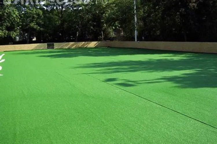 Floreștenii n-au drumuri, dar au un teren sintetic plătit de Primărie 