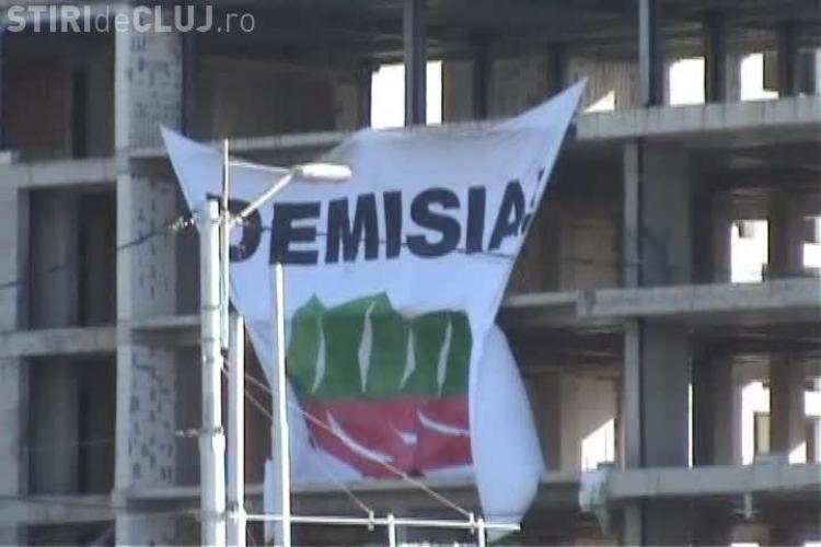 Proteste cu roșii și bannere împotriva lui Ponta la Aeroportul de la Cluj-Napoca - VIDEO