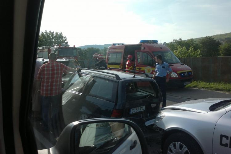 Accident în zona Metro - Floreşti! Trei mașini s-au ciocnit și traficul a fost blocat