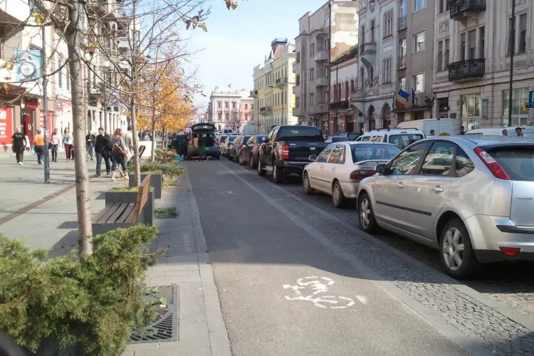 Parcări în lanț pe pista de biciclete de pe Eroilor FOTO
