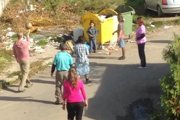 Pastorul Sam Ward, care a râs de Cluj şi cât suntem de săraci, i-a şi fotografiat pe romii din Cluj care "plonjau" în tomberon - FOTO