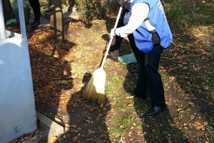 Primarul Emil Boc a ieșit cu ...mătura în parc! Vezi unde a mers să facă curațenie- FOTO si VIDEO