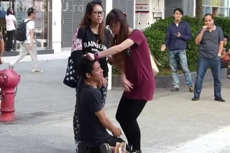 Umilire supremă pentru un bărbat. Iubita l-a pus în genunchi și l-a bătut în mijlocul străzii VIDEO