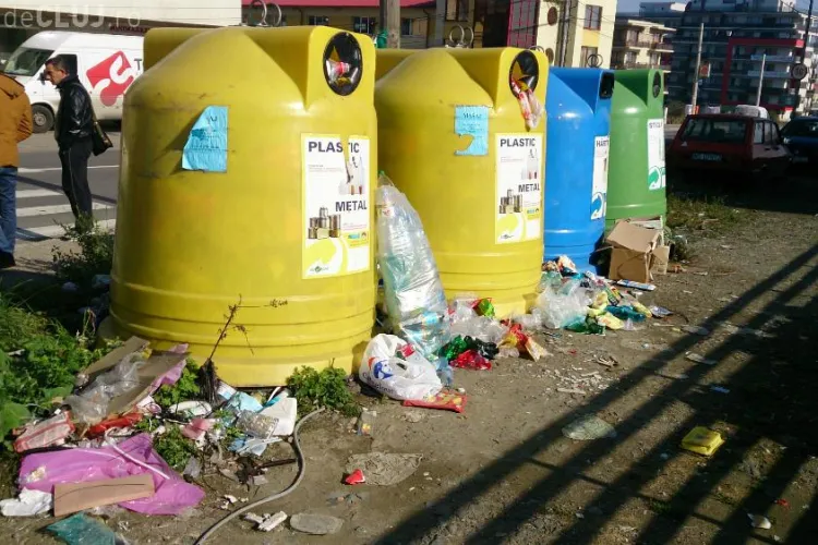 Clujenii din Bună Ziua, nevoiți să aștepte autobuzul în gunoi. UPDATE: Poliția locală a intervenit