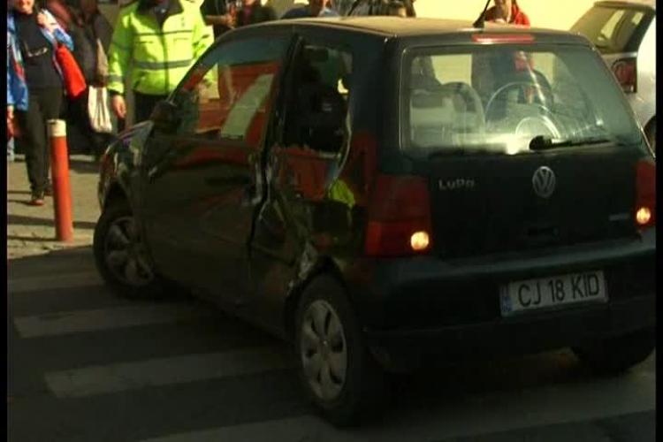 Autospecială de descarcerare SMURD, lovită în centrul Clujului de o șoferiță INDISCIPLINATĂ - VIDEO