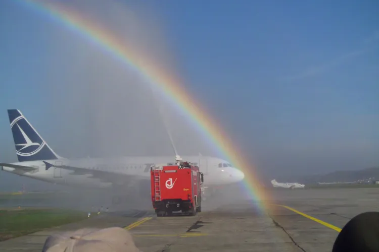Primul avion care a aterizat la Cluj, pe noua pistă, ”UDAT” ca să fie cu noroc. CURCUBEU SUPERB - VIDEO