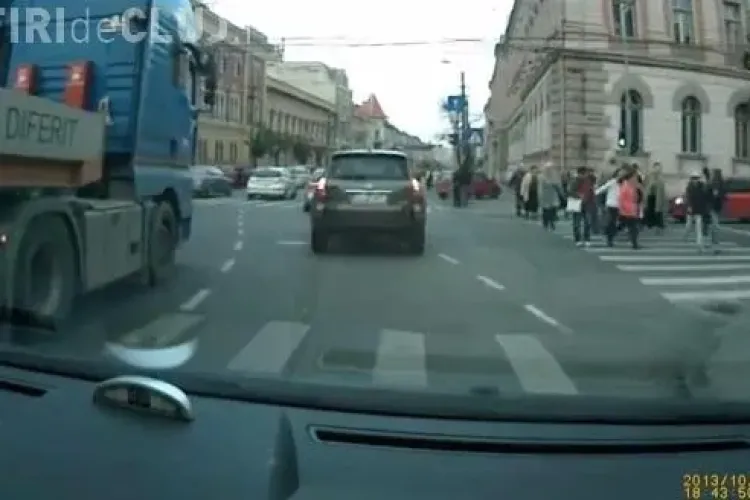 Șofer la un pas să fie lovit de un TIR în intersecția din fața Teatrului Național. MARCAJUL e AIUREA - VIDEO