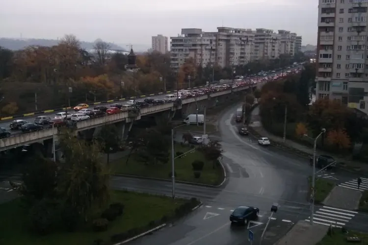 POZA ZILEI: Podul Calvaria e BLOCAT cu mașini din Florești - FOTO