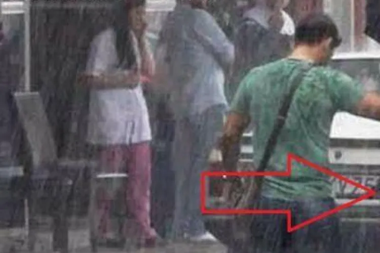 Imaginea care a impresionat! Gestul unui tânăr în timpul unei furtuni - FOTO