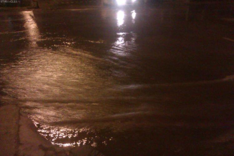 Inundație pe strada Septimiu Albini: Au spart strada până când au făcut praf conductele - VIDEO și FOTO