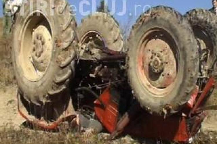 Accident pe drumul de la Coruș la Sumurducu! UPDATE: Bărbatul prins sub tractor a murit