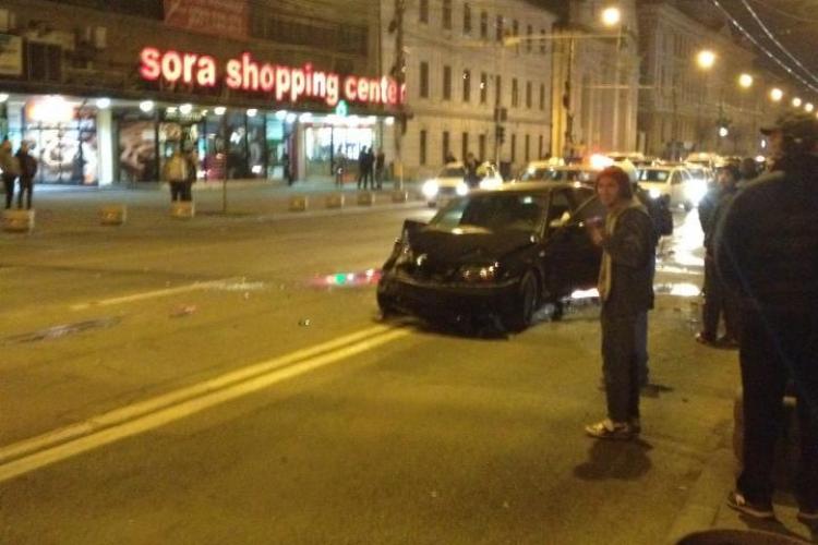 Accident în față la SORA! Un BMW și un taximetrist au ”măturat” ghivecele de flori - FOTO