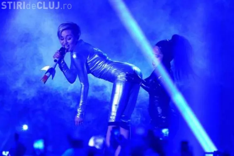 Miley Cyrus a şocat la MTV Europe Music Awards. Şi-a aprins o ţigară pe scenă - VIDEO