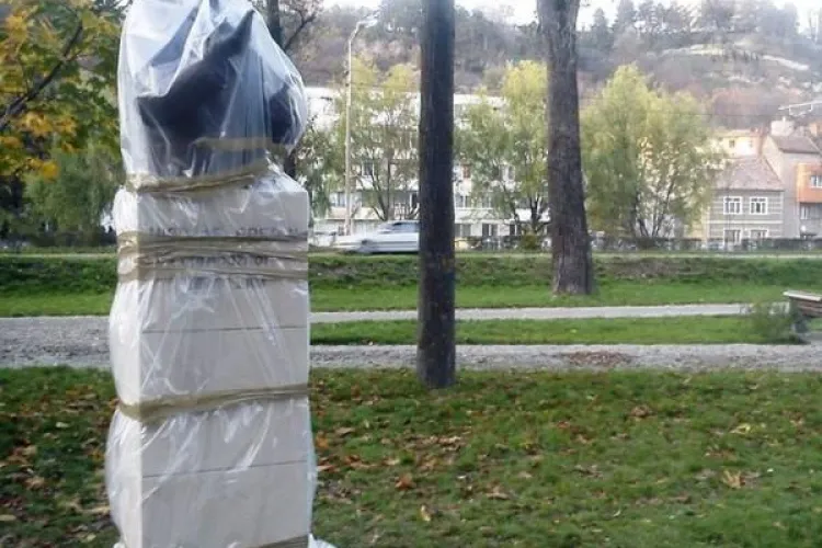 Statuie din Parcul Central, vandalizată în mod PROSTESC în numele ARTEI - FOTO