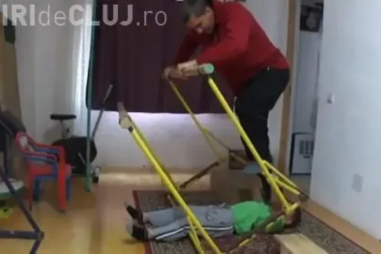 Micul Hercule este chinuit din nou de tatăl său. Imagini revoltătoare - VIDEO