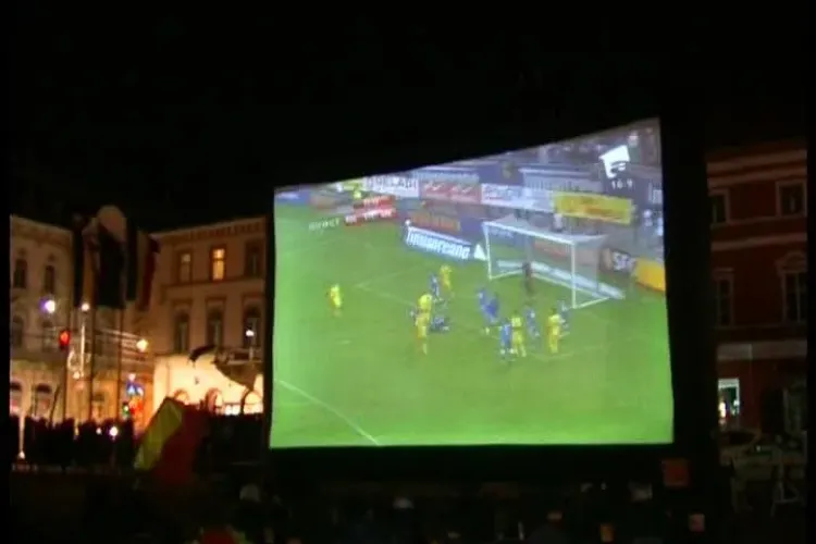 Câțiva suporteri au ÎNGHEȚAT în Piața Unirii la ROMÂNIA - GRECIA. A MERITAT? - VIDEO