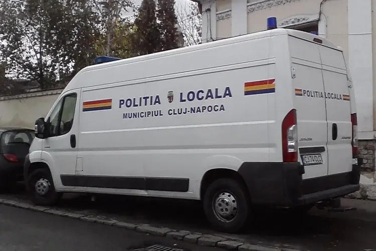 Dubă de poliție parcată direct pe trotuar. Vezi cum se justifică Poliția FOTO