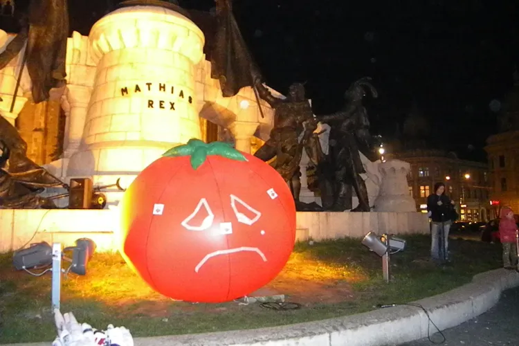 Protest ANTI Roșia Montană la Cluj! Manifestanții cu o ROȘIE gonflabilă au pornit pe străzi - FOTO