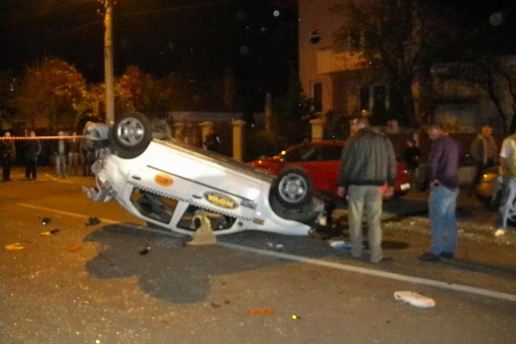 Accident grav pe Septimiu Albini! VIDEO - Un taximetru s-a răstunat, accidentat de un șofer, și a lovit mai multe mașini - FOTO
