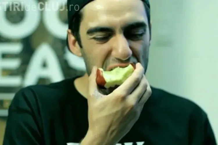 Un bloger ne arată cum se mananca corect un mar - VIDEO