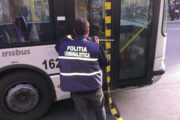 Biciclist lovit de un troleibuz pe strada Memorandumului 