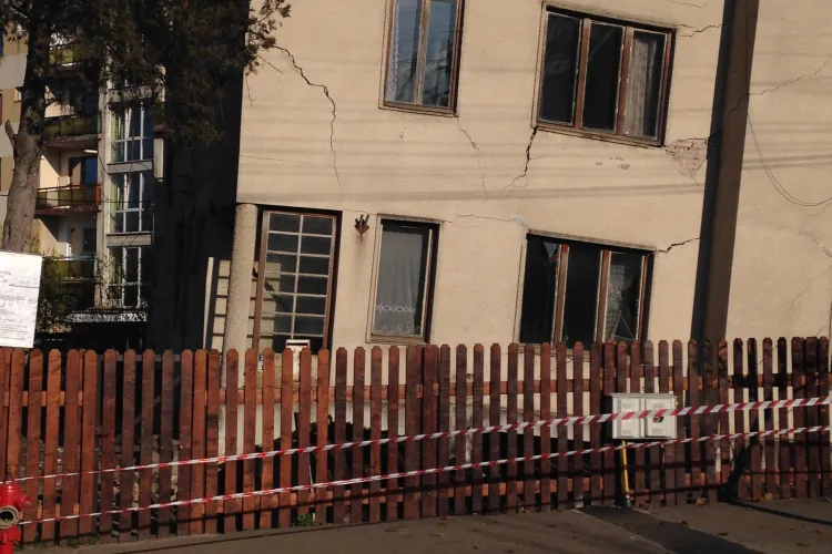 Se PRĂBUȘEȘTE o VILĂ din Andrei Mureșanu. Vecinii ACUZĂ că proprietarii fac totul INTENȚIONAT  - FOTO