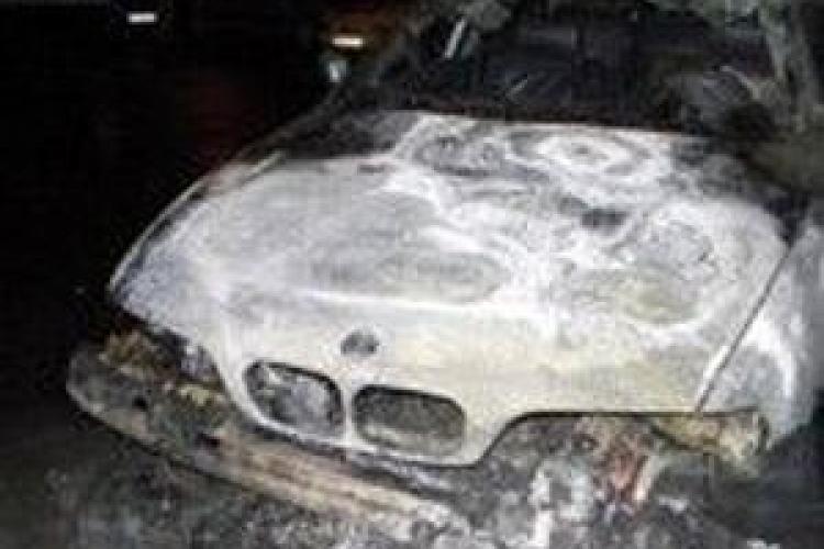 Un BMW a luat foc pe Autostrada Transilvania! Șoferii s-au panicat - FOTO