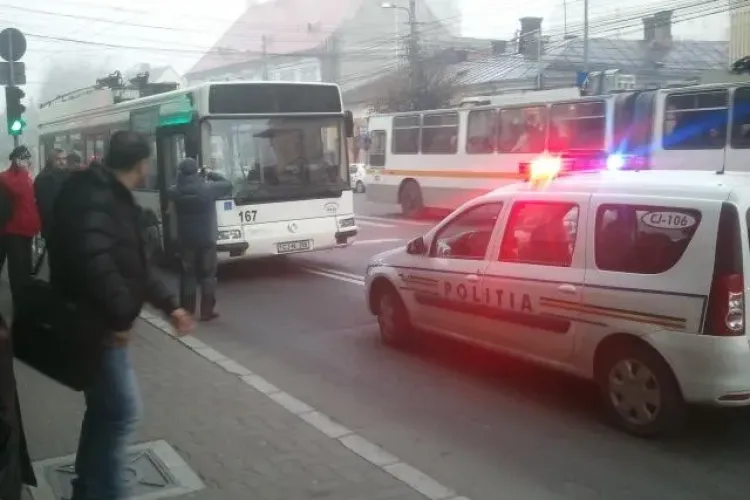 Pieton lovit de un șofer RATUC, pe trecerea de pietoni de pe Memorandumului. UPDATE: Cine e de vină? - FOTO