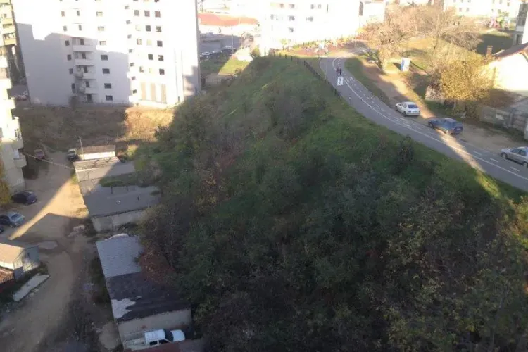 Lucrările de construcție nefinalizate de pe Dorobanților, un pericol pentru copii? FOTO