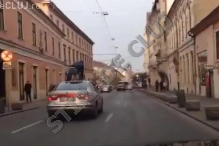 Tânăr CĂLARE pe capota unei mașini prin centrul Clujului! Imagini INCREDIBILE - VIDEO