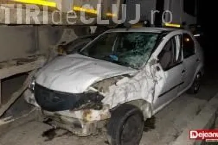 Accident la intrarea în Dej. Un camion a târât un taximetru într-un podeț VIDEO