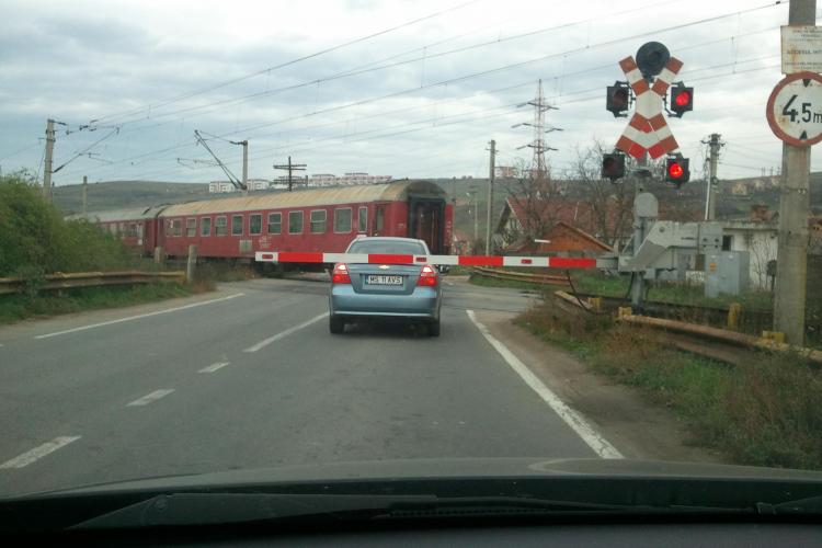Șofer de ”Mureș” prins între bariere la trecere de cale ferată din Apahida - FOTO