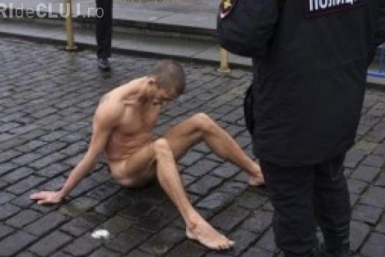 Un artist rus a protestat, lipindu-și testiculele de pavaj într-o piaţă publică