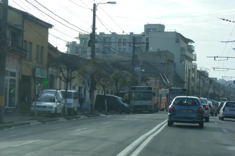 Un troleibuz ANTIC a luat foc pe strada Moților - FOTO
