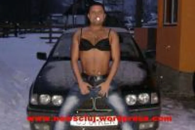 Clujean imbracat in pompier în ipostaze indecente. Apare și în sutien - FOTO