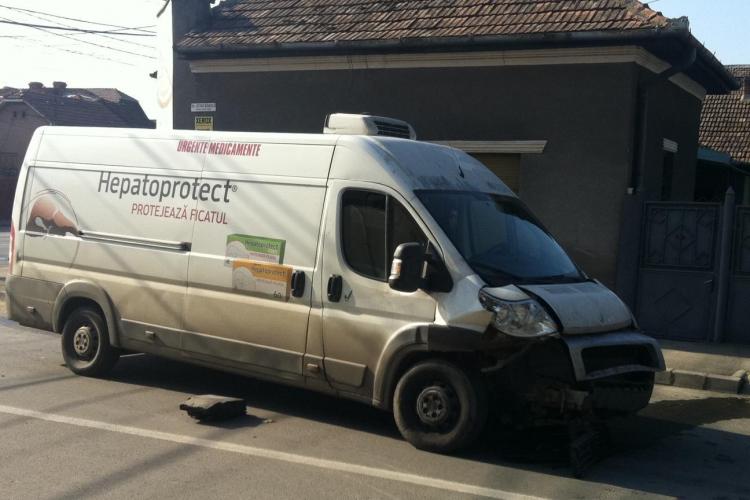 Accident pe Traian Vuia! O maşină cu muncitori lovită puternic - FOTO