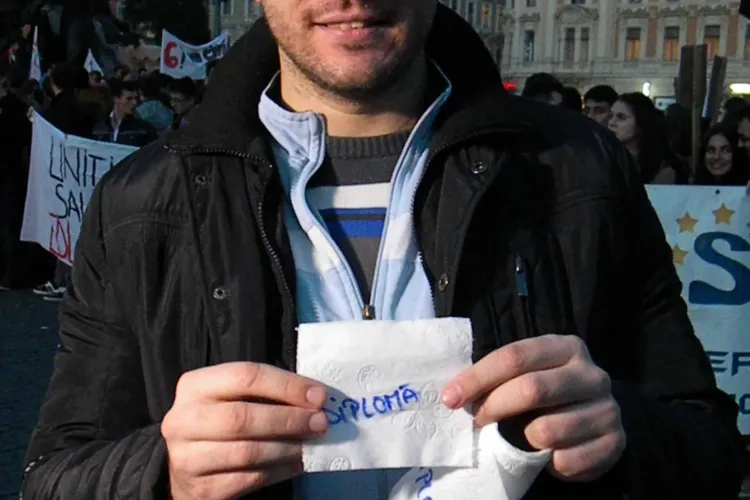 Un student clujean susține că diploma lui are valoarea HÂRTIEI IGIENICE - VIDEO