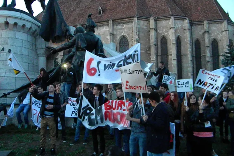 Studenții au protestat la Cluj: Vrem transport gratuit și 6% din PIB pentru Educație - VIDEO și FOTO