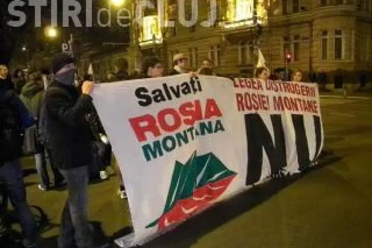 O sută de oameni au protestat la Cluj față de Roșia Montantă. Au mărșăluit pe trotuar