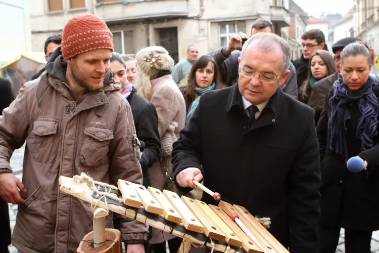 Clujenii pot cânta la instrumente în Piața Muzeului. Emil Boc a cântat la țambal și harpă - FOTO